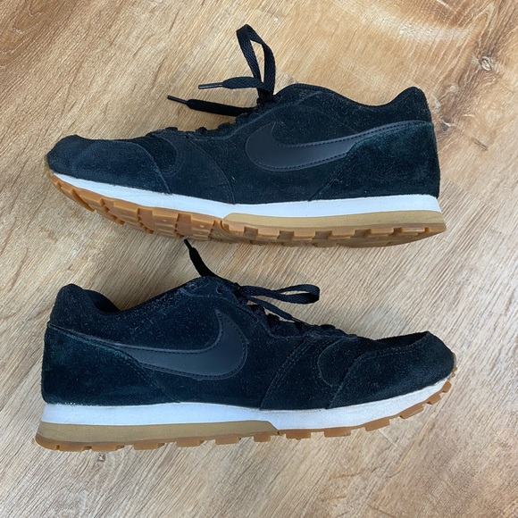 Nike MD Runner Comfortable Running Black Shoes Size 7.5 - Picture 2 of 8